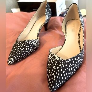 Nine West black and white fabric heel size 9.5 M.